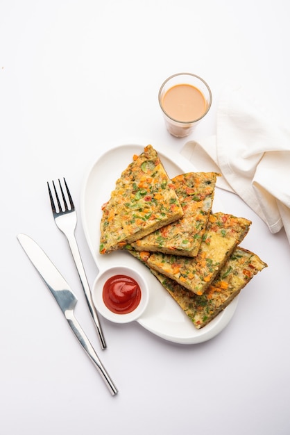 Bread omelette é um café da manhã rápido e fácil da índia. fatias de pão fresco mergulhadas na massa de ovo com especiarias e fritas rasas. servido com ketchup de tomate e chá