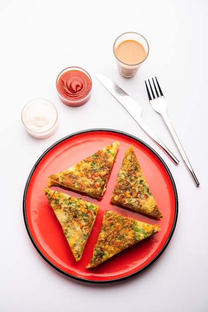 Bread Omelette é um café da manhã rápido e fácil da Índia. Fatias de pão fresco mergulhadas na massa de ovo com especiarias e fritas rasas. servido com ketchup de tomate e chá