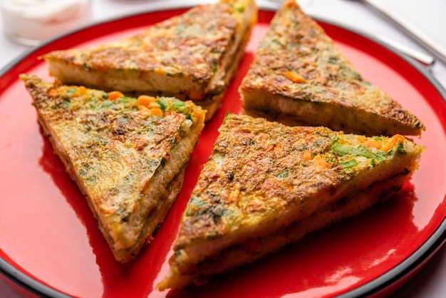 Bread Omelette é um café da manhã rápido e fácil da Índia. Fatias de pão fresco mergulhadas na massa de ovo com especiarias e fritas rasas. servido com ketchup de tomate e chá