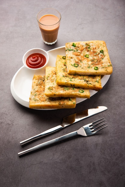 Bread Omelette é um café da manhã rápido e fácil da Índia. Fatias de pão fresco mergulhadas na massa de ovo com especiarias e fritas rasas. servido com ketchup de tomate e chá