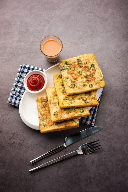 Bread Omelette é um café da manhã rápido e fácil da Índia. Fatias de pão fresco mergulhadas na massa de ovo com especiarias e fritas rasas. servido com ketchup de tomate e chá