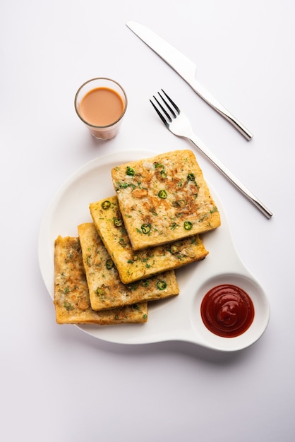 Bread Omelette é um café da manhã rápido e fácil da Índia. Fatias de pão fresco mergulhadas na massa de ovo com especiarias e fritas rasas. servido com ketchup de tomate e chá