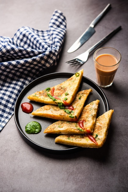 Bread Omelette é um café da manhã rápido e fácil da Índia. Fatias de pão fresco mergulhadas na massa de ovo com especiarias e fritas rasas. servido com ketchup de tomate e chá