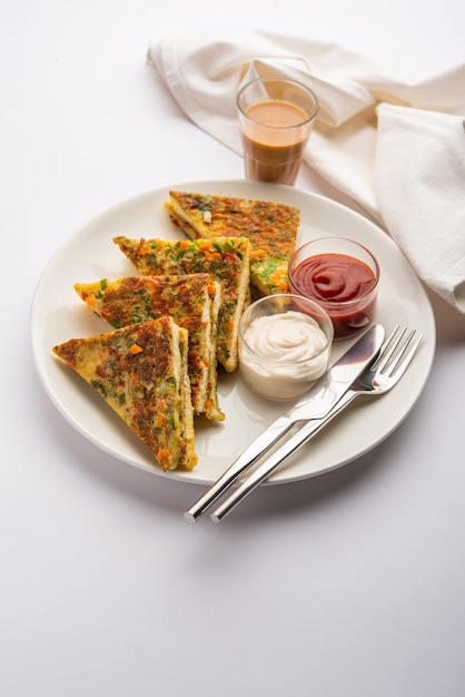 Bread Omelette é um café da manhã rápido e fácil da Índia. Fatias de pão fresco mergulhadas na massa de ovo com especiarias e fritas rasas. servido com ketchup de tomate e chá