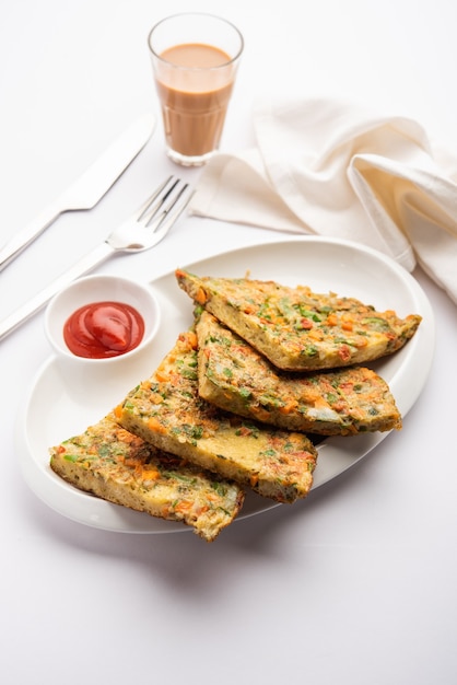 Bread Omelette é um café da manhã rápido e fácil da Índia. Fatias de pão fresco mergulhadas na massa de ovo com especiarias e fritas rasas. servido com ketchup de tomate e chá