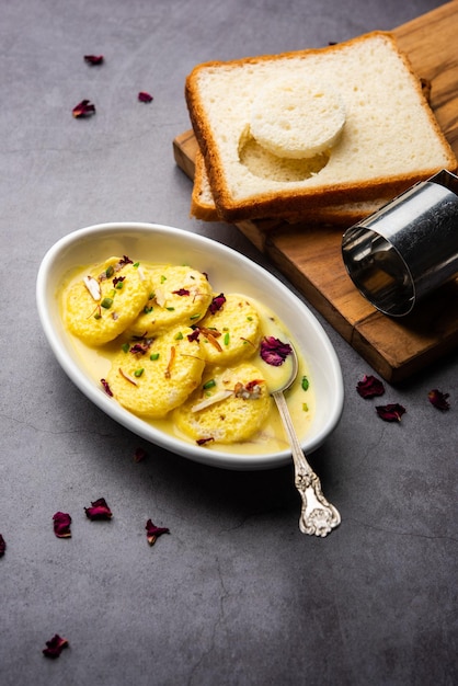 Bread Rasmalai es la versión modificada del Ras malai tradicional que usa rebanadas de pan en lugar de paneer