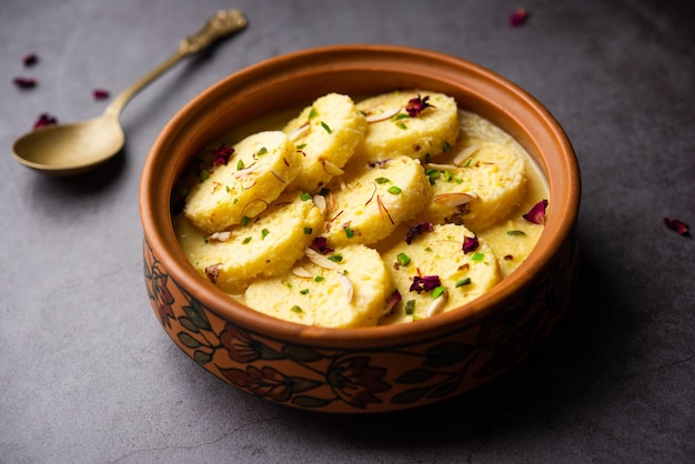 Bread Rasmalai es la versión modificada del Ras malai tradicional que usa rebanadas de pan en lugar de paneer