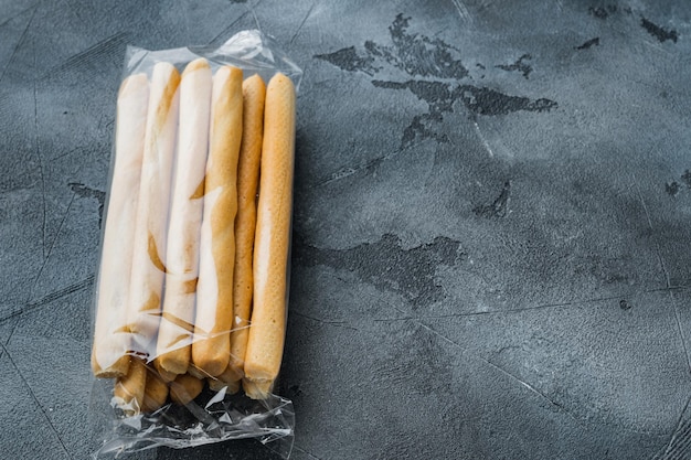 Breadsticks com azeite em fundo cinza com espaço de cópia para texto