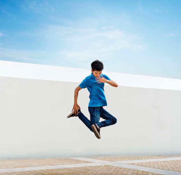 Breakdance des jungen Mannes