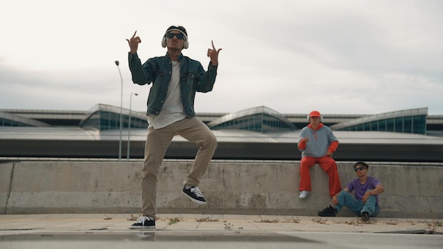 Foto breakdancer genießen freestyle-bewegungen mit freunden, die fröhlich jubeln