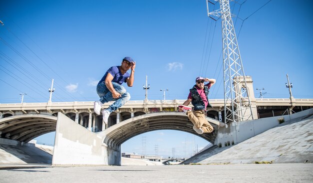 Breakdancers que realizan trucos