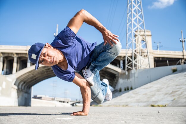 Breakdancers que realizan trucos