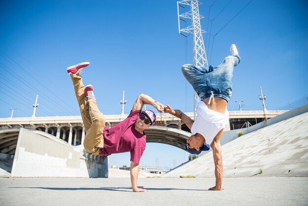 Breakdancers que realizan trucos