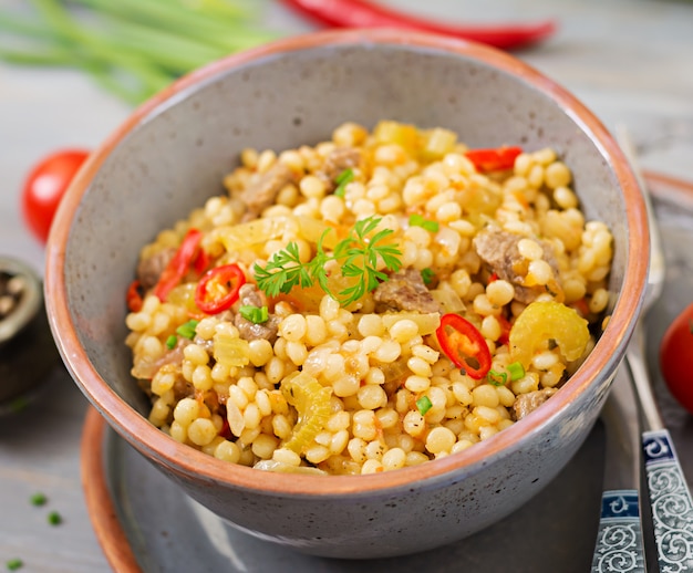 Brei aus türkischem Couscous mit Rindfleisch und Gemüse. Diätmenü.