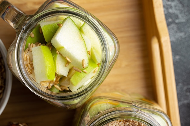 Brei mit Apfel in Glasschale