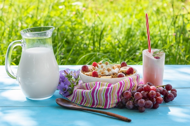 Brei mit Beeren und Milch