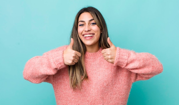 breit lächelnd glücklich positiv positiv und erfolgreich mit beiden Daumen hoch