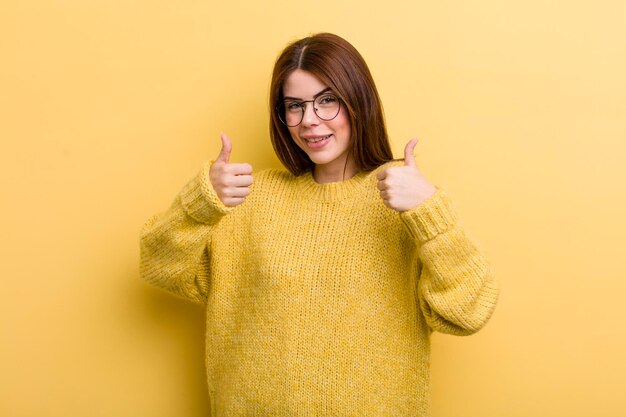 breit lächelnd glücklich positiv positiv und erfolgreich mit beiden Daumen hoch