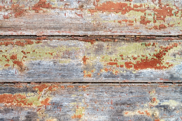 Breite braune Bretter im Alter verfallener Wand alter rissiger und geschälter rustikaler Hintergrundplatz für