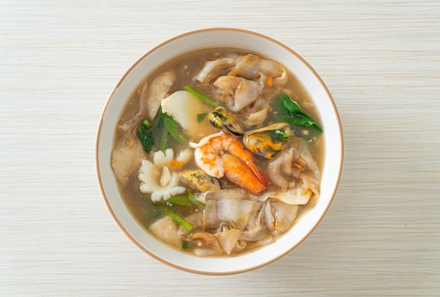 Breite Reisnudeln mit Meeresfrüchten in Soßensauce - asiatisches Essen