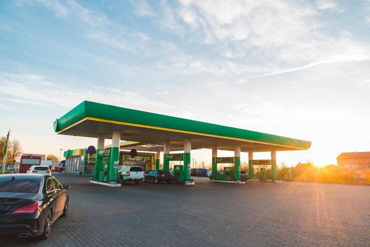 Breiter Blick auf die Tankstelle bei Sonnenuntergang