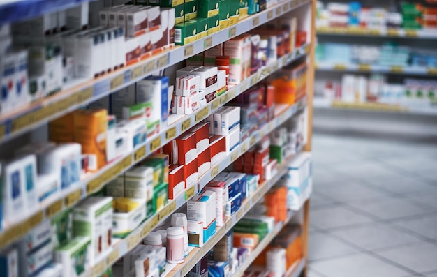 Foto breites markenspektrum zur besseren aufnahme von regalen mit verschiedenen arzneimitteln in einer apotheke
