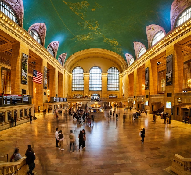 Breites Panorama der Grand Central Station voller Reisender in New York City