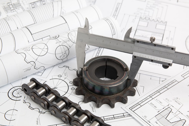 Bremssättel, Kettenrad, Industriekette und technische Zeichnungen von Industrieteilen und -mechanismen