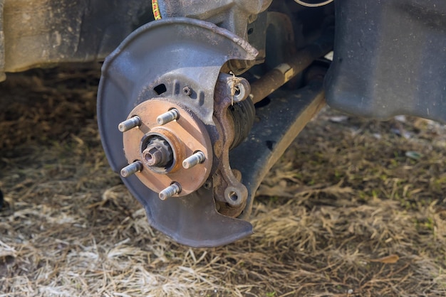 Bremsscheibe und gebrauchte Bremsbeläge auf Bremsanlage mit Kfz-Mechaniker-Reparaturservice