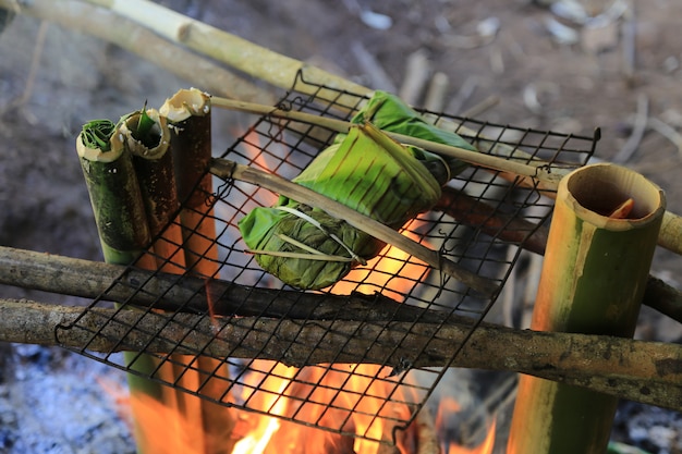 Brennen Sie das Essen im Wald beim Wandern ab.