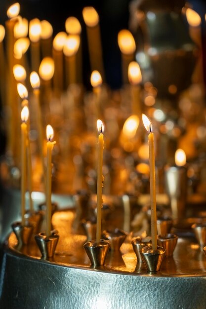 Brennen vieler Kerzen in der orthodoxen Kirche