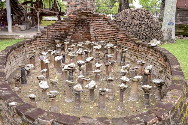 Brennende alte Tonwaren in Thailand