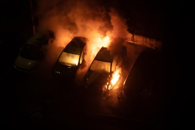 Brennende Autos auf dem Parkplatz in der Nacht