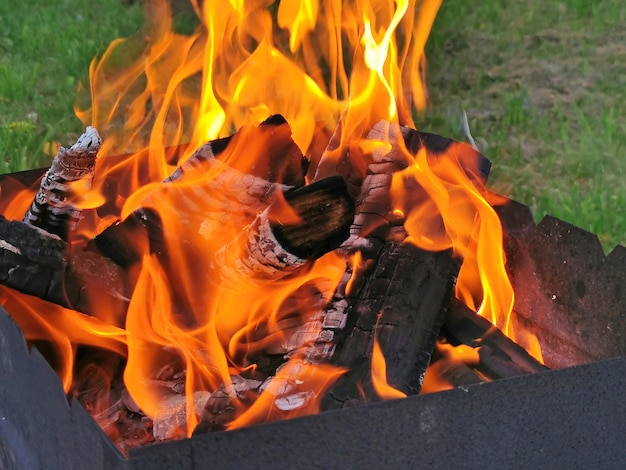 Brennende Holzkohlen im Grill