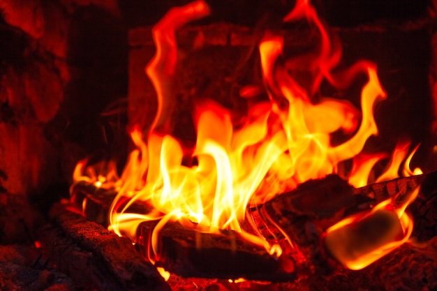 Brennende Holzscheite in einem Ofen hautnah, das natürliche Feuer