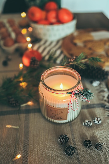 Brennende Kerze Weihnachtsdekor Lebkuchen in einer festlichen Küche