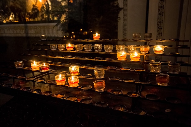 brennende Kerzen auf dem Altar in der Kirche