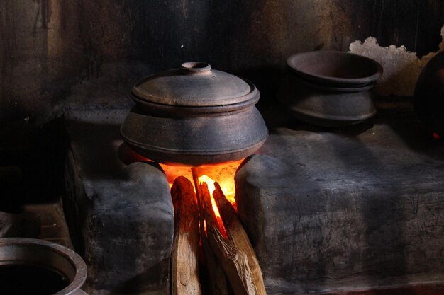 Brennende Kerzen auf dem Grill