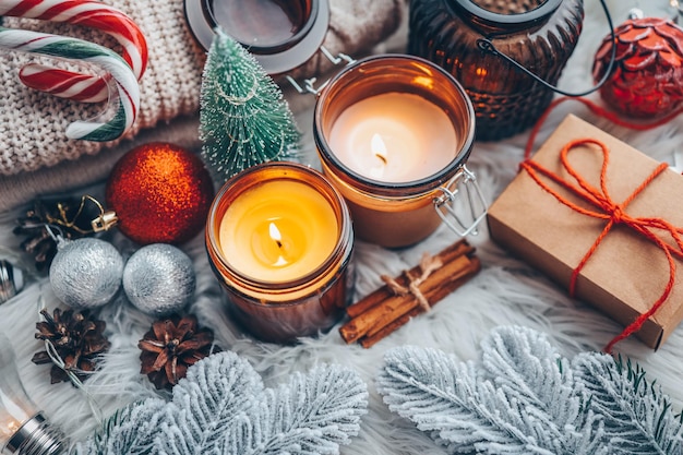 Brennende Kerzen im stimmungsvollen, gemütlichen Foto des Weihnachtshauses