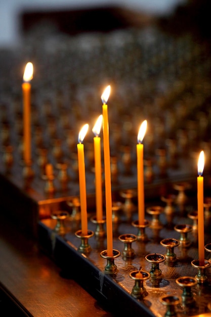 Brennende Kerzen in der Kirche