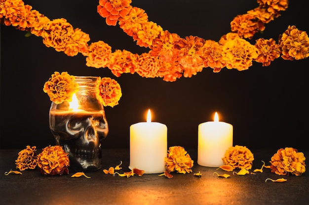 Brennende Kerzen Schädel mit Ringelblumen und Girlanden Dia de los muertos Tag oder Tag der Toten