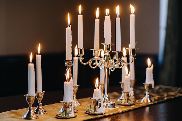 Brennende Kerzen stehen auf dem Tisch Candlelit Party