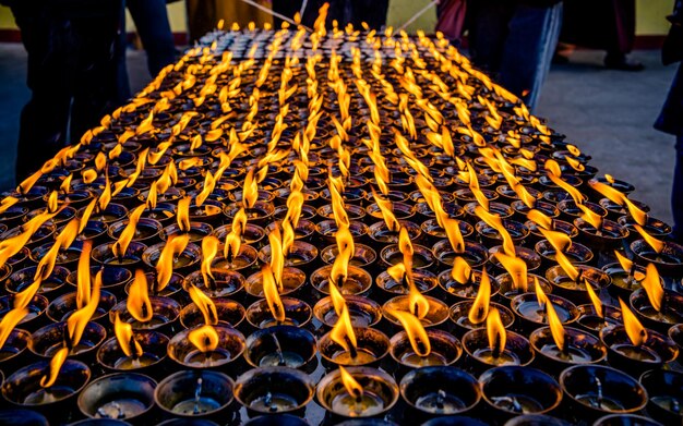 Brennende Ölkerze in Baudhanth Stupa in Kathmandu Nepal