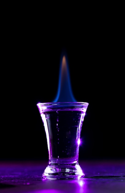 Brennender alkoholischer Cocktail in einem Glas