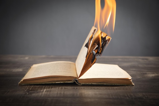 Brennendes Buch auf dem Holztisch