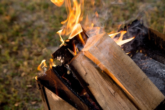 Foto brennendes feuer auf dem campingplatz vor sonnenuntergang