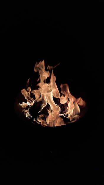 Brennendes Feuer auf schwarzem Hintergrund und Hochformat 04