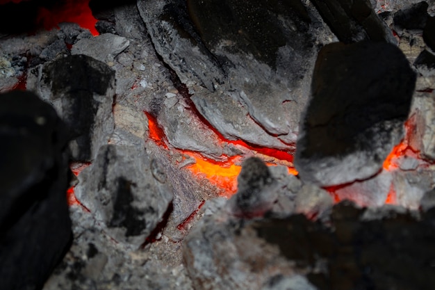 Brennendes Holz, heiße Kohlen und Feuer im Kamin