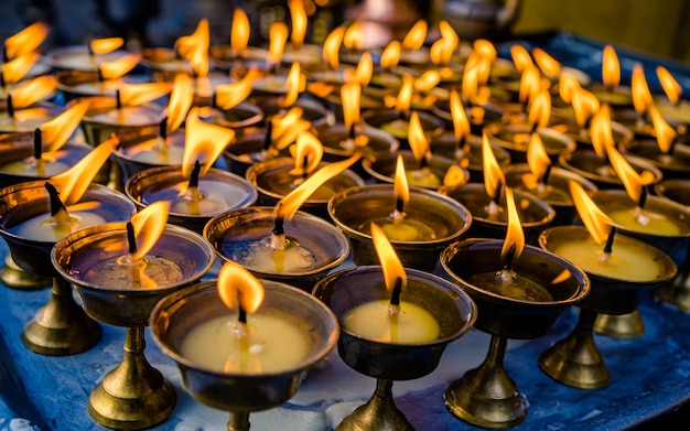Brennendes Öl Kerzenlicht in Baudhanath Stupa in Kathmandu Nepal