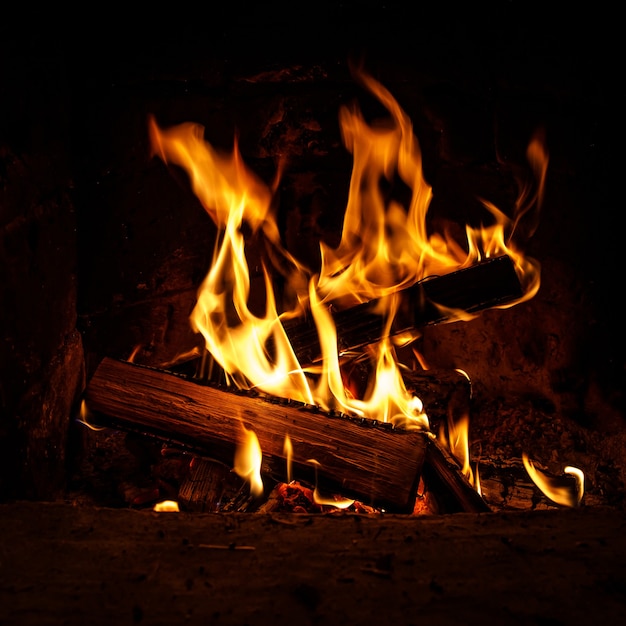 Foto brennholz brennen. feuer- und holzkohlebeschaffenheit.